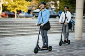 Dos hombre montados en patinete eléctrico